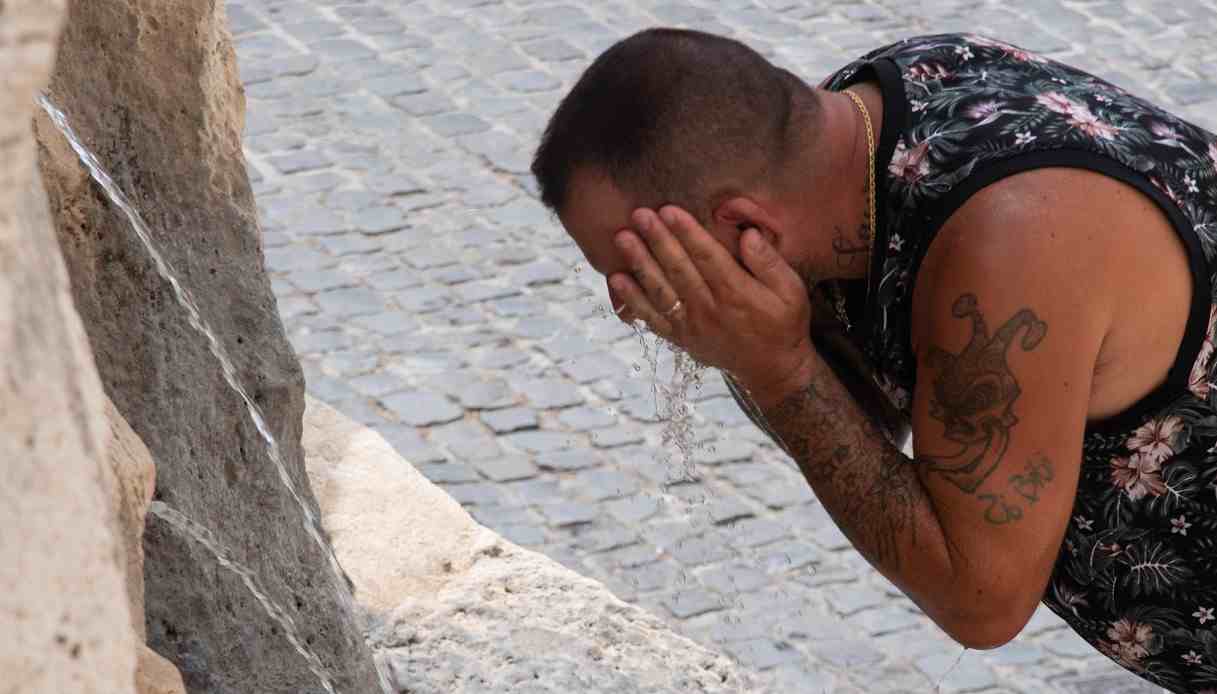 Uomo fontana caldo