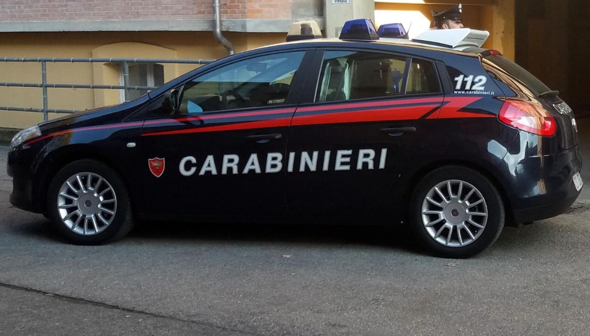 Neonato trovato morto vicino Parma a Vignale di Traversetolo, corpo trovato in un giardino dentro un sacchetto