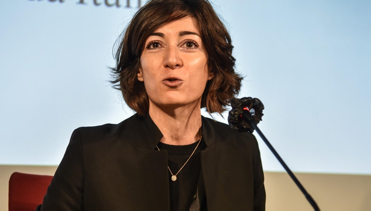 Cristina Tajani microfono