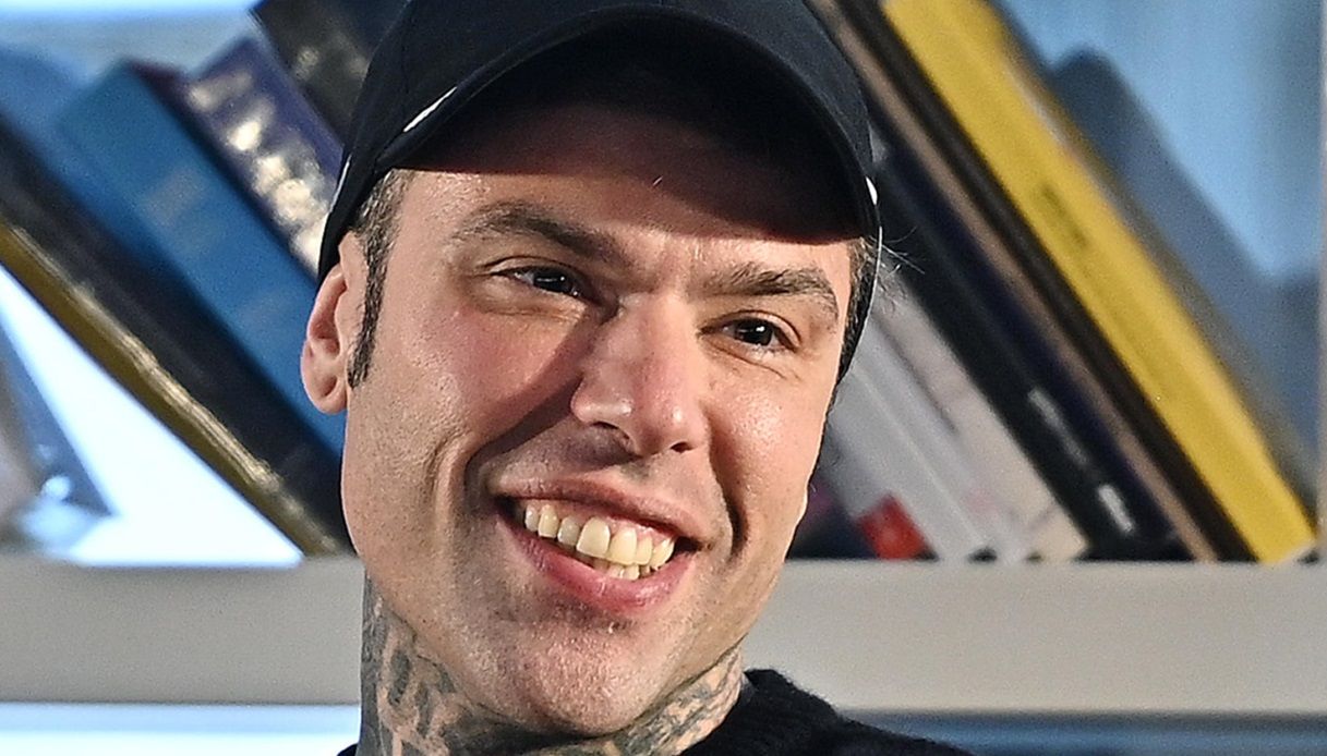 Fedez con il cappello