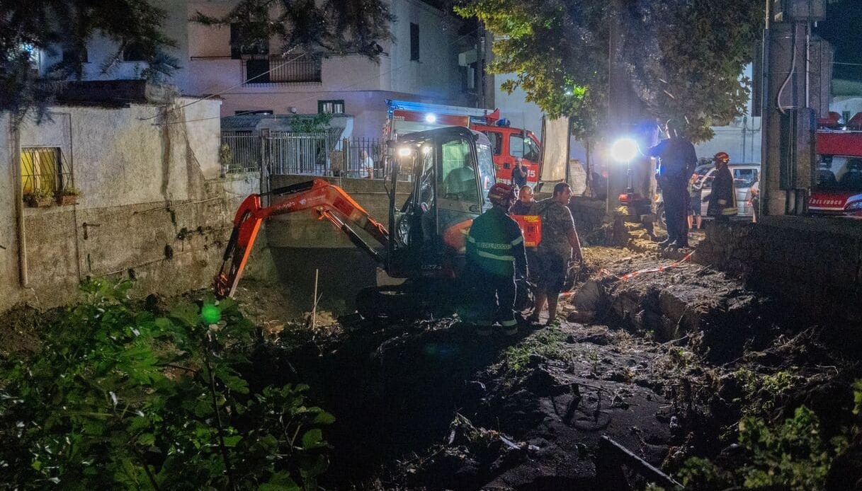 Frana Nel Casertano, Dispersi Madre E Figlio Travolti Sull'Apecar ...