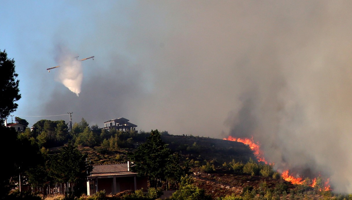 Incendi a Maratona e Varnavas in Grecia e migliaia di persone evacuate: paura e città sgomberate all'alba