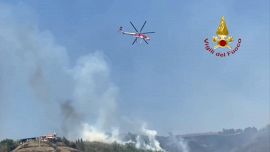 O incêndio em Ascoli Piceno queimou 42 hectares de floresta: casas e um sistema fotovoltaico também estão em risco.