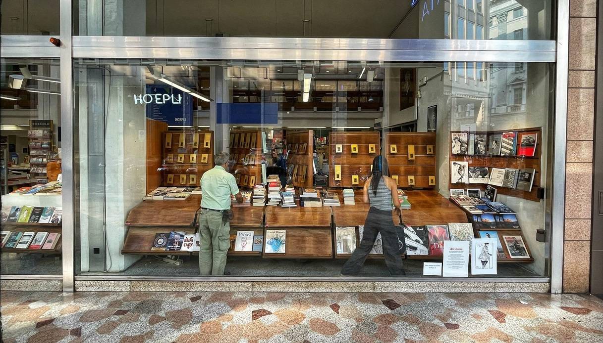 Vetrina Milano clienti libreria Hoepli