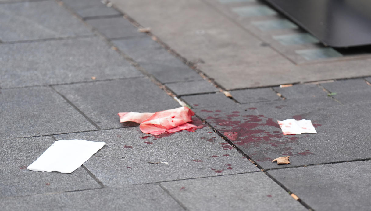 Sangue sul marciapiede di Leicester Square a Londra