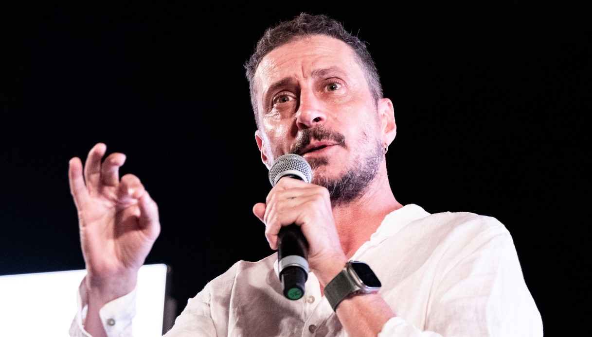 Luca Bizzarri provoca sulla cannabis light illegale, "Sono uno spacciatore", e mostra un bidone pieno