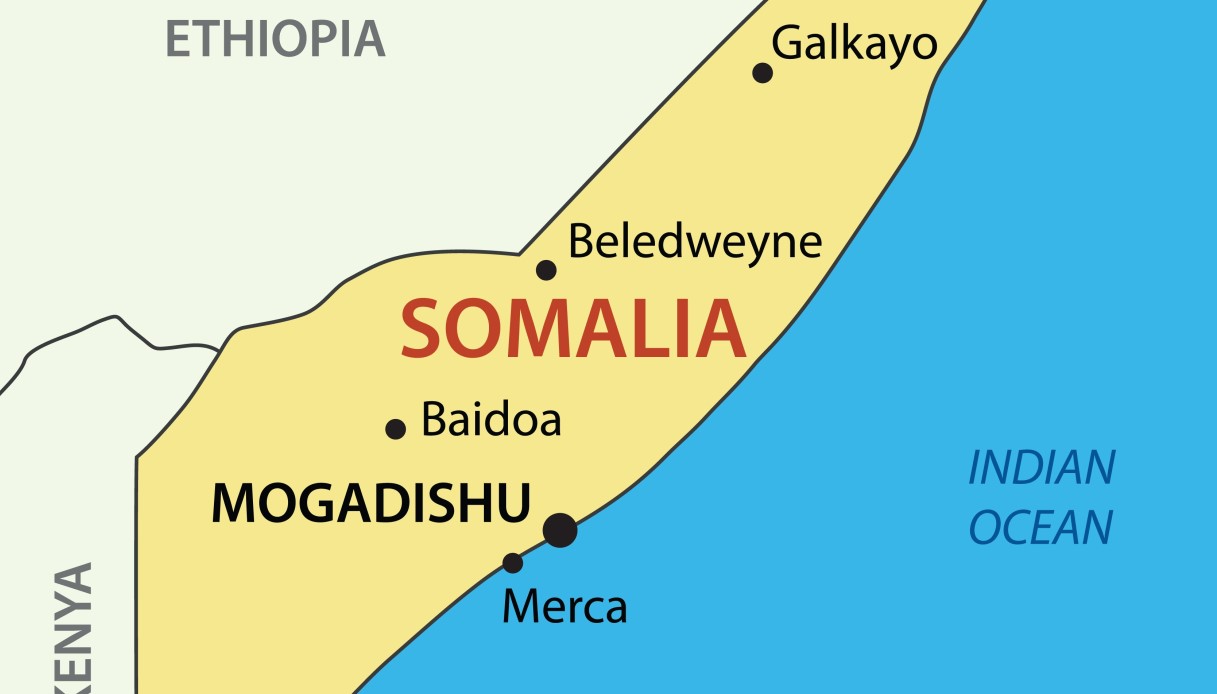 Attentato in una spiaggia di Mogadiscio in Somalia, numerosi morti e feriti: kamikaze si fa esplodere