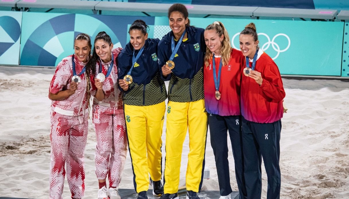 Il podio delle Olimpiadi di Parigi 2024, beach volley