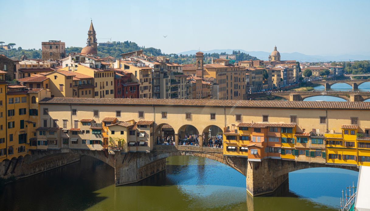 Ponte Vecchio imbrattato col pennarello: due turisti a Firenze rischiano multa da 40mila euro, cosa scrivevano Ponte Vecchio imbrattato col pennarello: due turisti a Firenze rischiano multa da 40mila euro, cosa scrivevano