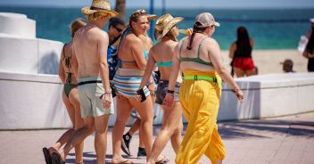 protesta malta turisti costume da bagno