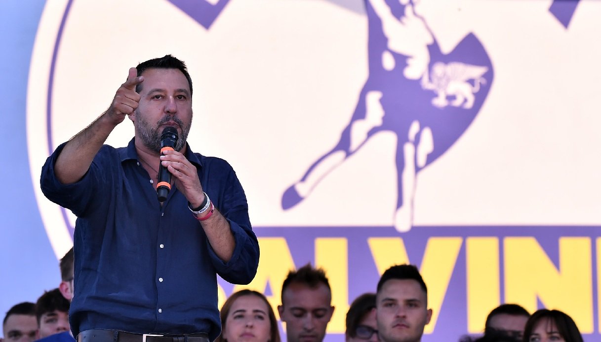 Salvini palco Lega comizio