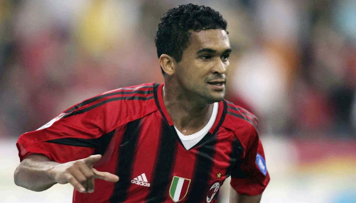 serginho con la maglia del milan