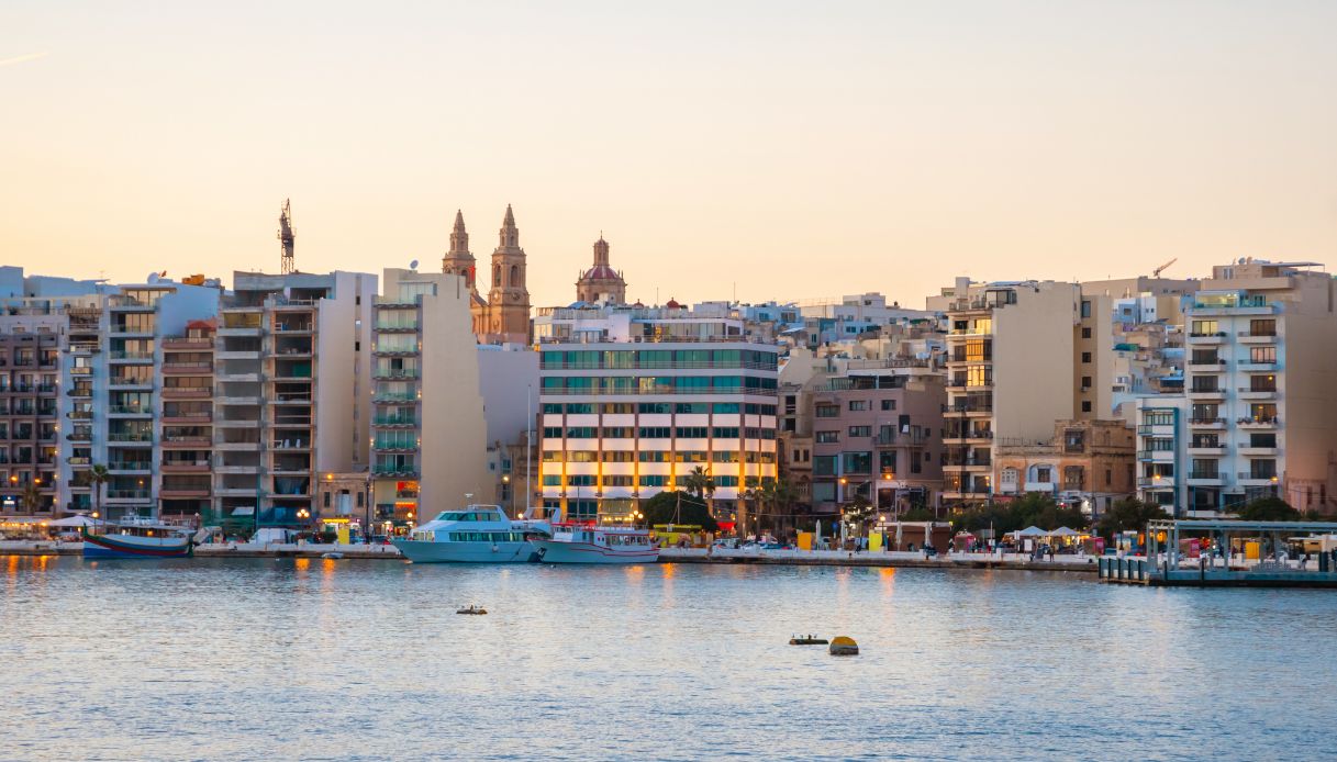 sliema protesta malta turisti costume da bagno