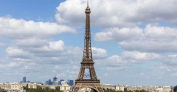 tour-eiffel-uomo-arrampicato-evacuata