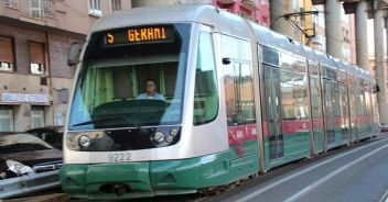 tram-roma-uomo-si-sdraia-sui-binari