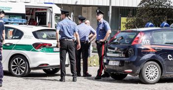 Uomo spara alla moglie collegno torino