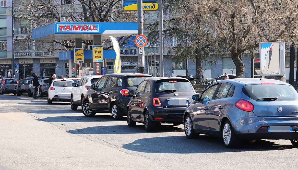 Auto in coda per fare rifornimento a una pompa di benzina