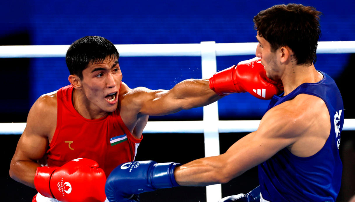 Asadkhuja Muydinkhujaev dell'Uzbekistan (in rosso) e Marco Alonso Verde Alvarez del Messico si affrontano nella finale maschile dei 71 kg delle competizioni di pugilato ai Giochi Olimpici di Parigi 2024.