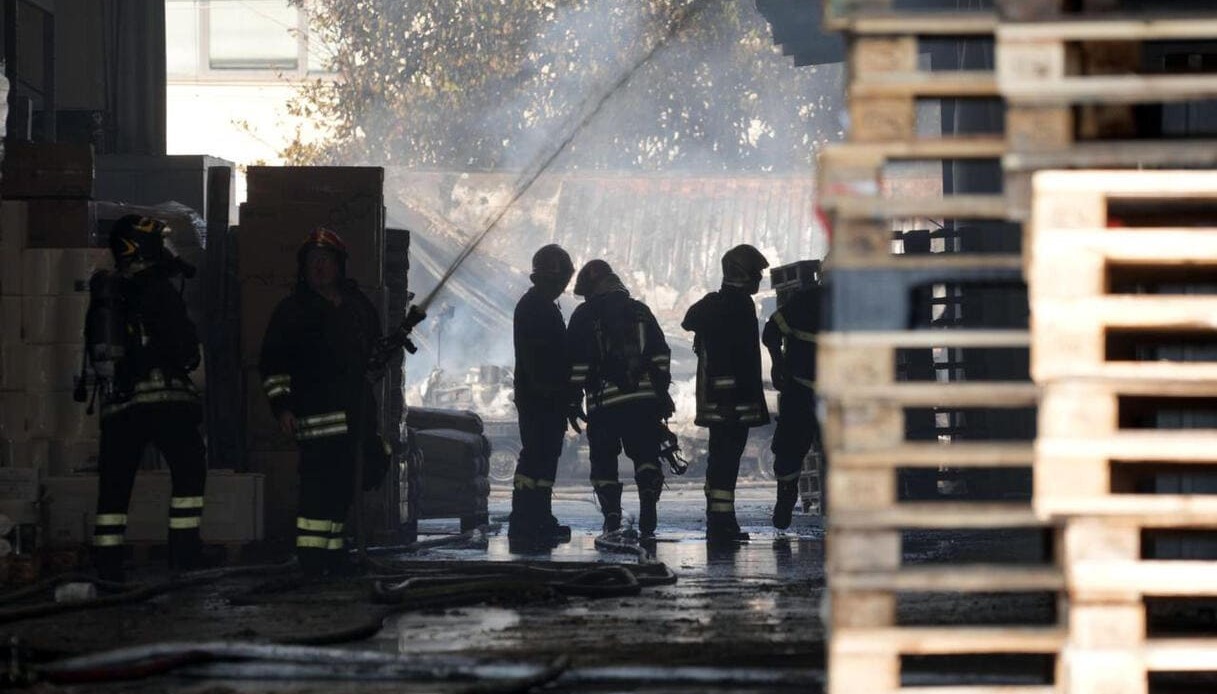 vigili del fuoco domano incendio pozzuoli