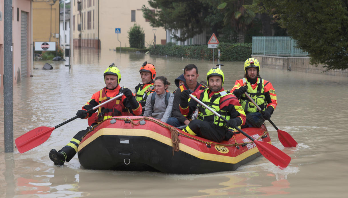 Alluvione in Emilia-Romagna, soccorritori portano in salvo una persona a Faenza