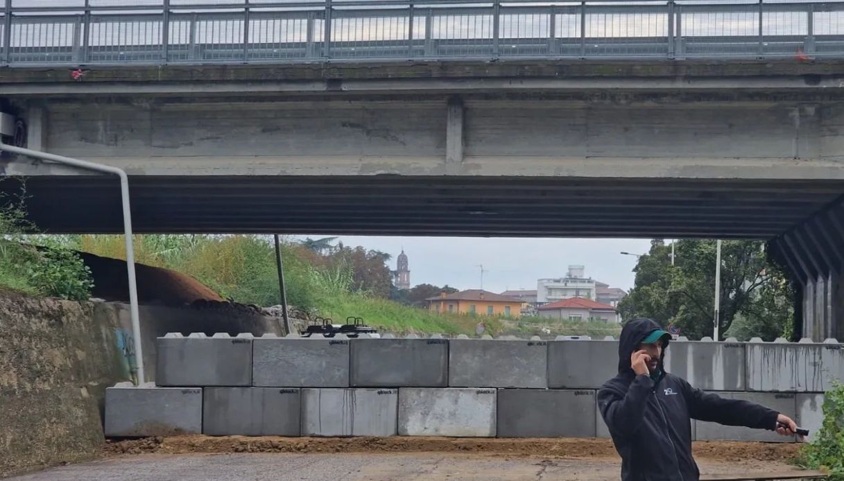 Alluvione a Faenza, il muro di via Cimatti non ferma il fango: strade completamente allagate