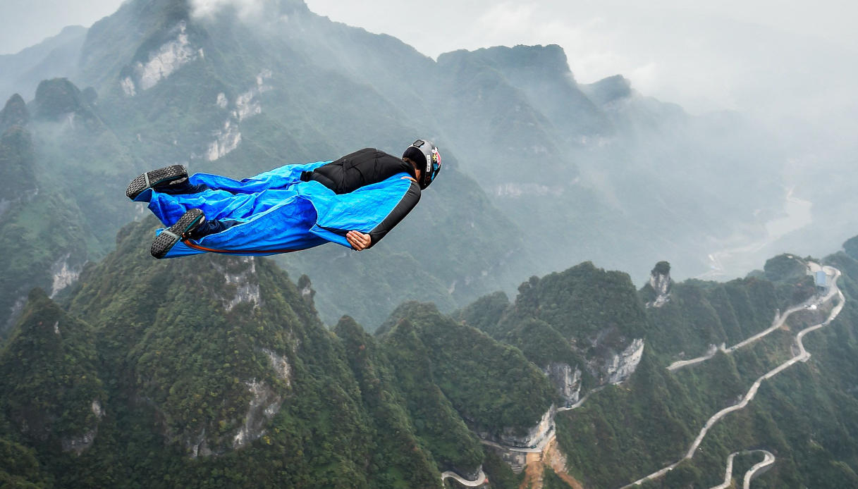 Base jumper si lancia ad Abbadia Lariana e si schianta sulle rocce, tuta alare non si apre: morto 33enne