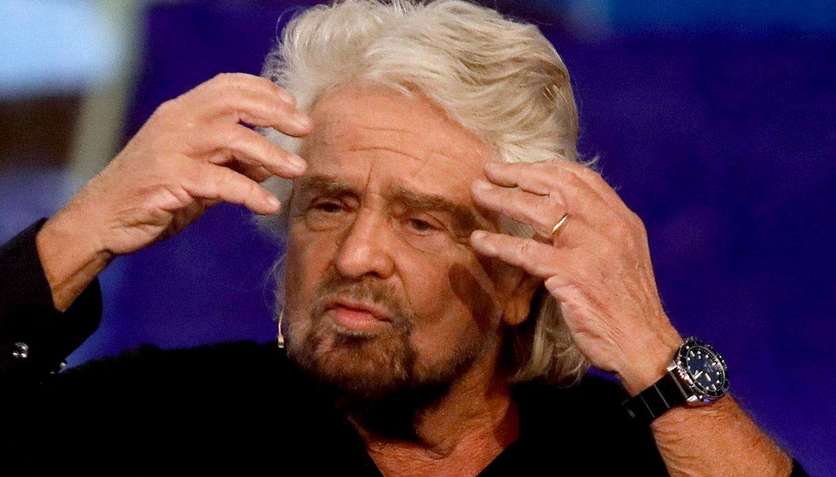 Beppe Grillo mani capelli