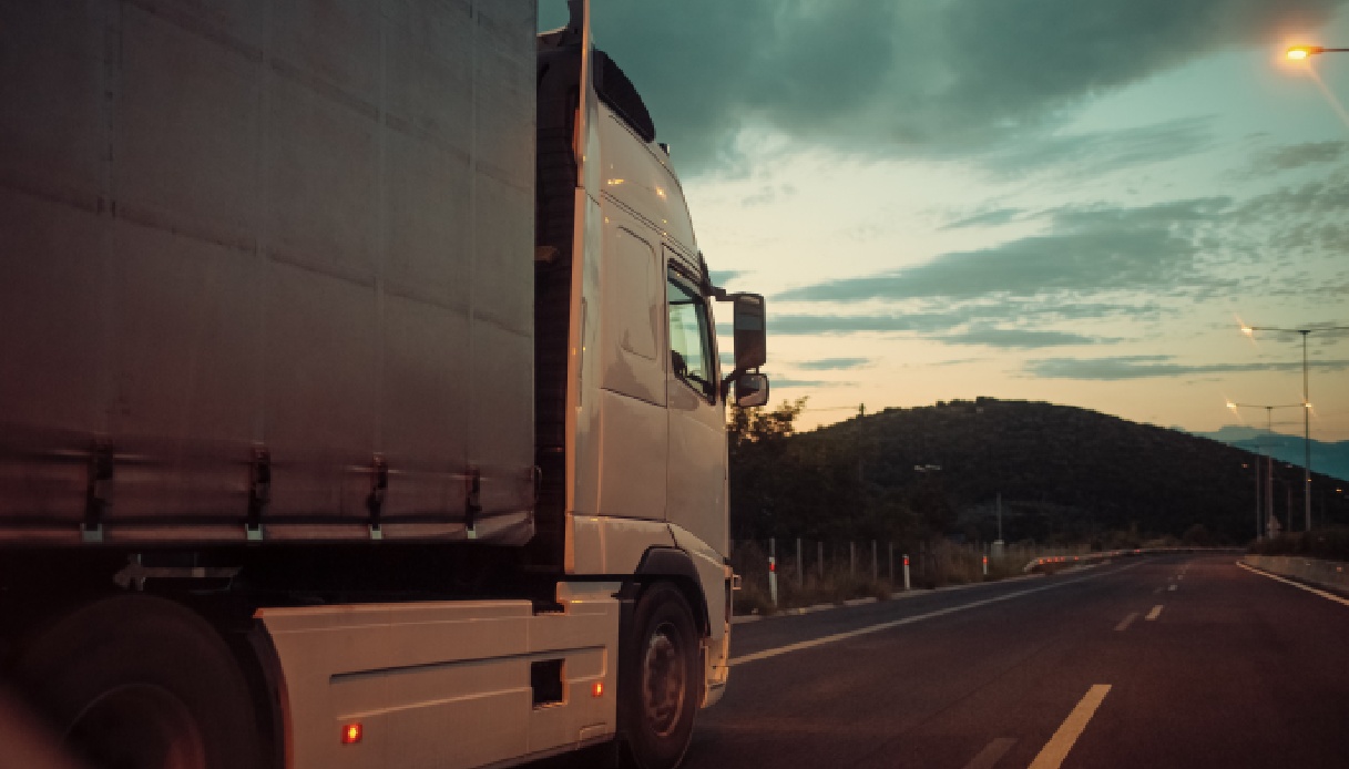 Col camion modificato in autostrada a velocità folle oltre 150 km, fermato e maxi multa