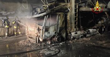 camion-in-fiamme-autostrada-a20-palero-messina