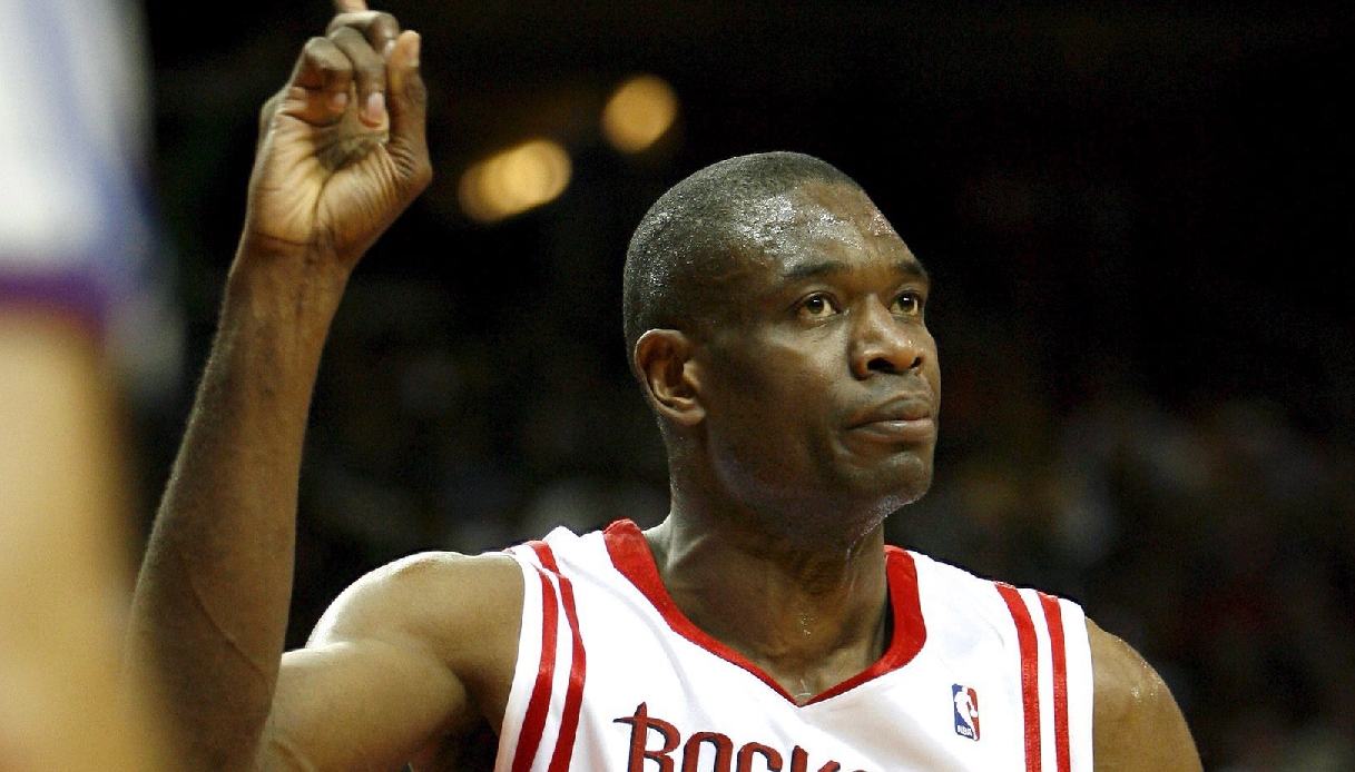 https://wips.plug.it/cips/notizie.virgilio.it/cms/2024/09/dikembe-mutombo-star-nba.jpg