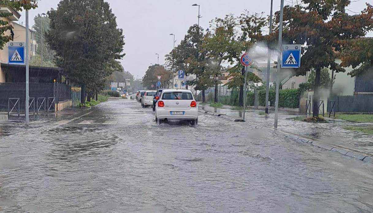 Emilia Romagna, allerta rossa per il maltempo: scuole chiuse e smart working, "evitare tutti gli spostamenti"