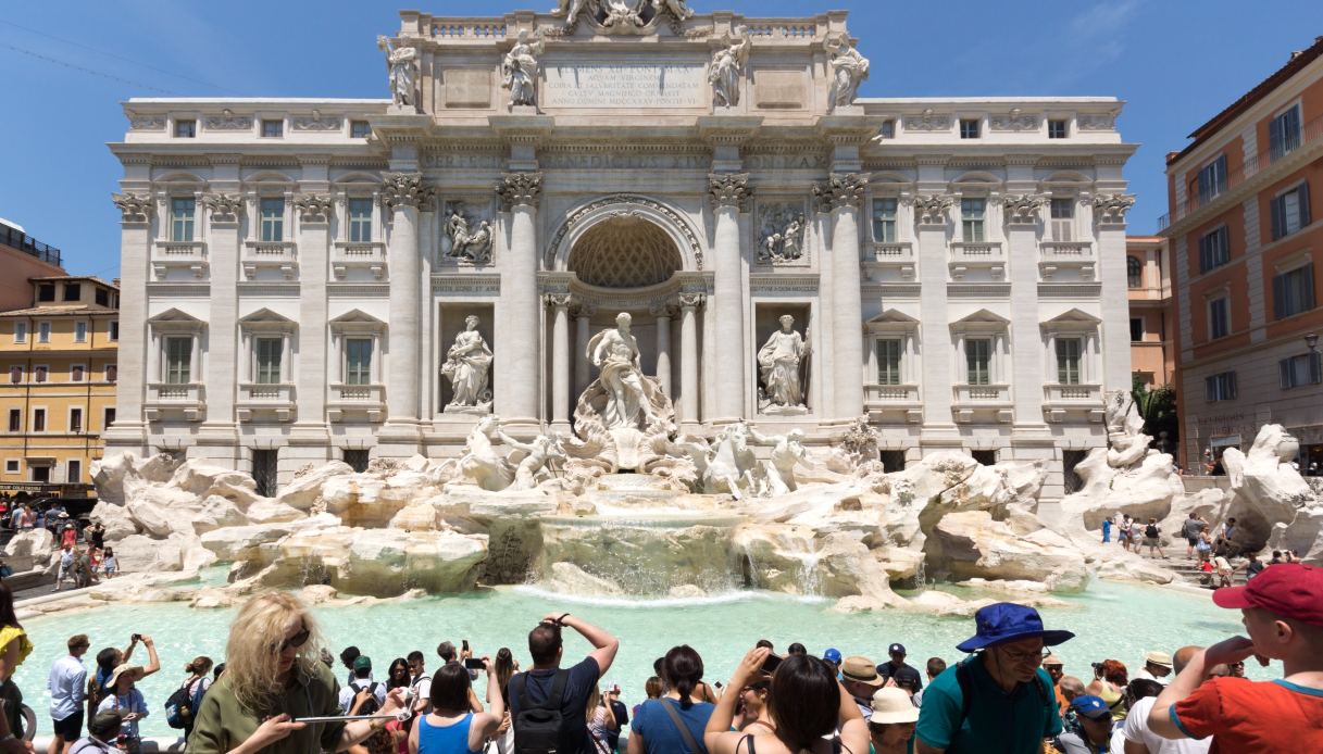 Fontana di Trevi a pagamento per i turisti con un ticket di 2 euro per mezzora: piano anti folla del Comune