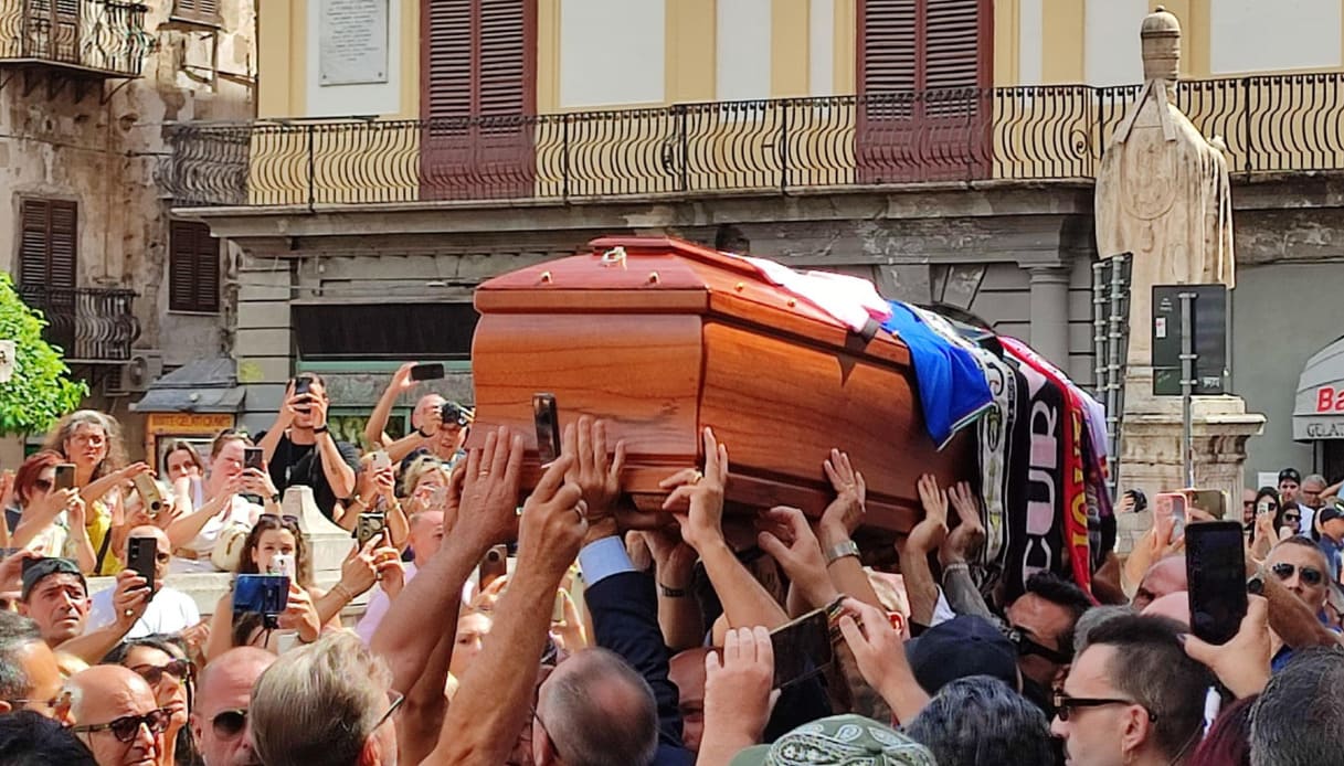 https://wips.plug.it/cips/notizie.virgilio.it/cms/2024/09/funerali-toto-schillaci-foto-palermo.jpg