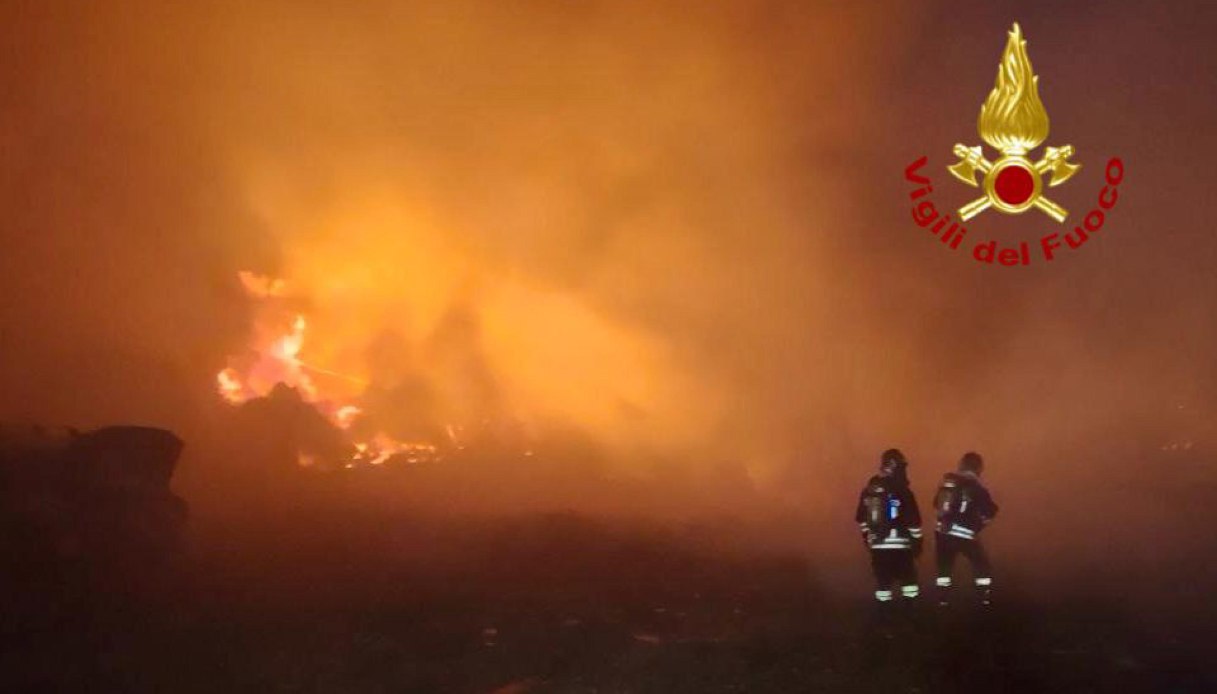 Incendio a Catania a ridosso del cimitero, quartiere avvolto dalle fiamme: le possibili cause del rogo