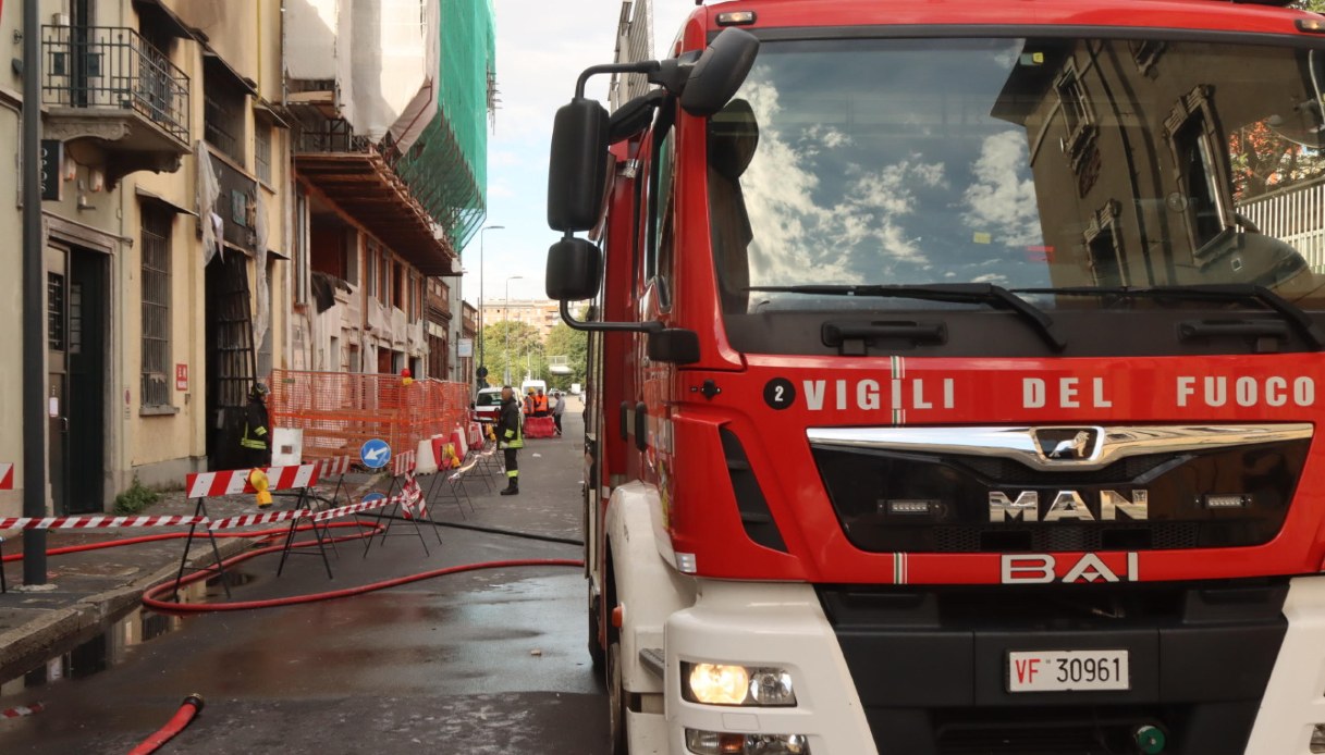 Incendio a Milano nel magazzino di via Cantoni, denuncia per tentata estorsione poche ore prima del rogo