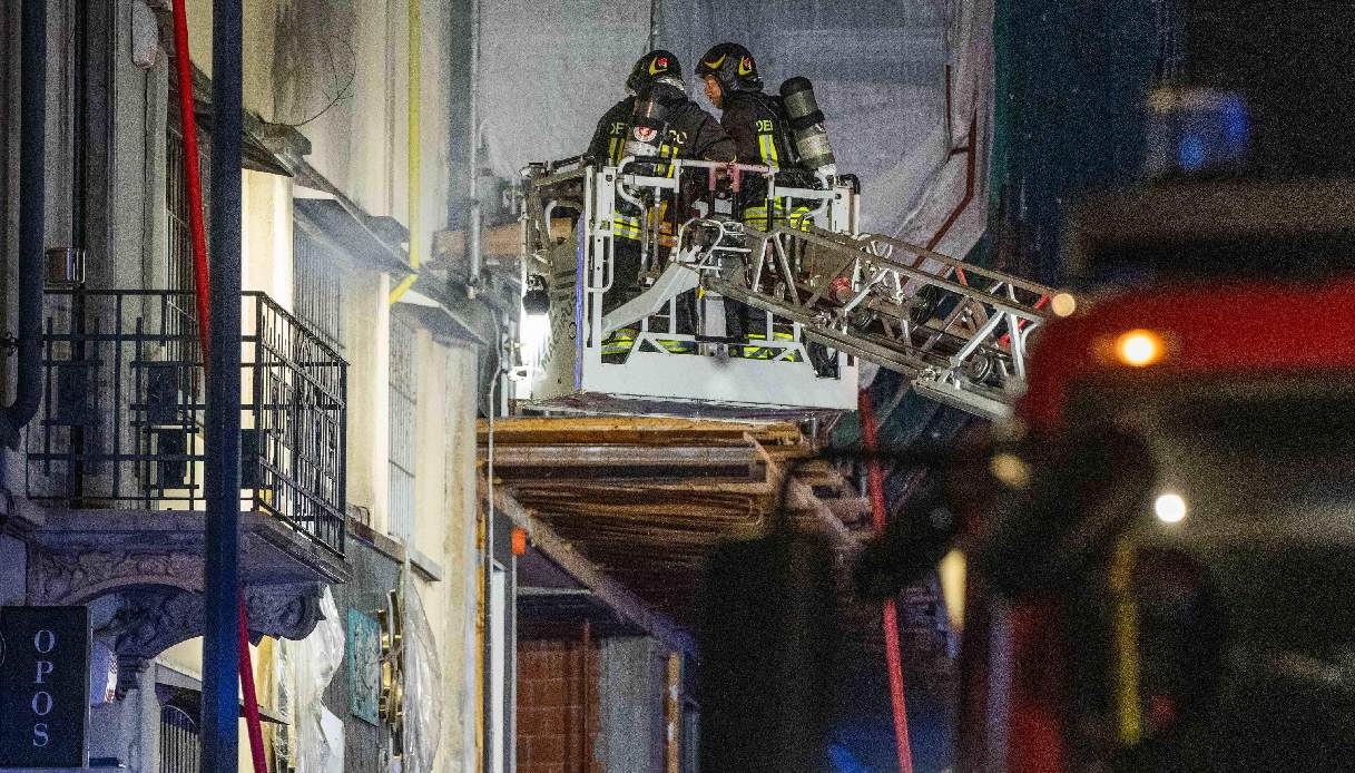 Incendio in un emporio nella periferia nord ovest di Milano: tre morti di nazionalità cinese, si indaga