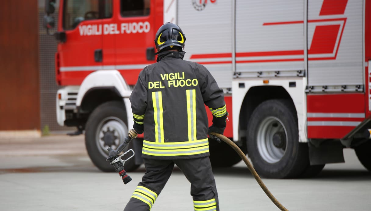 Incendio tra Cisterna e Latina, residenti intrappolati in casa: le fiamme minacciano anche un’azienda vicina