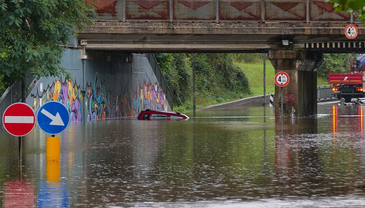 Inondazioni in Emilia Romagna, le immagini delle alluvioni da Rimini a Faenza: strade invase dal fango