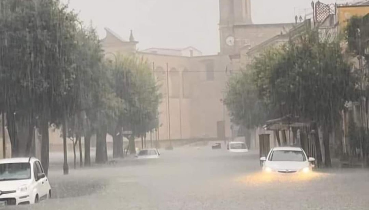 Maltempo in Puglia, violento temporale v shaped nel Salento e paesi sott