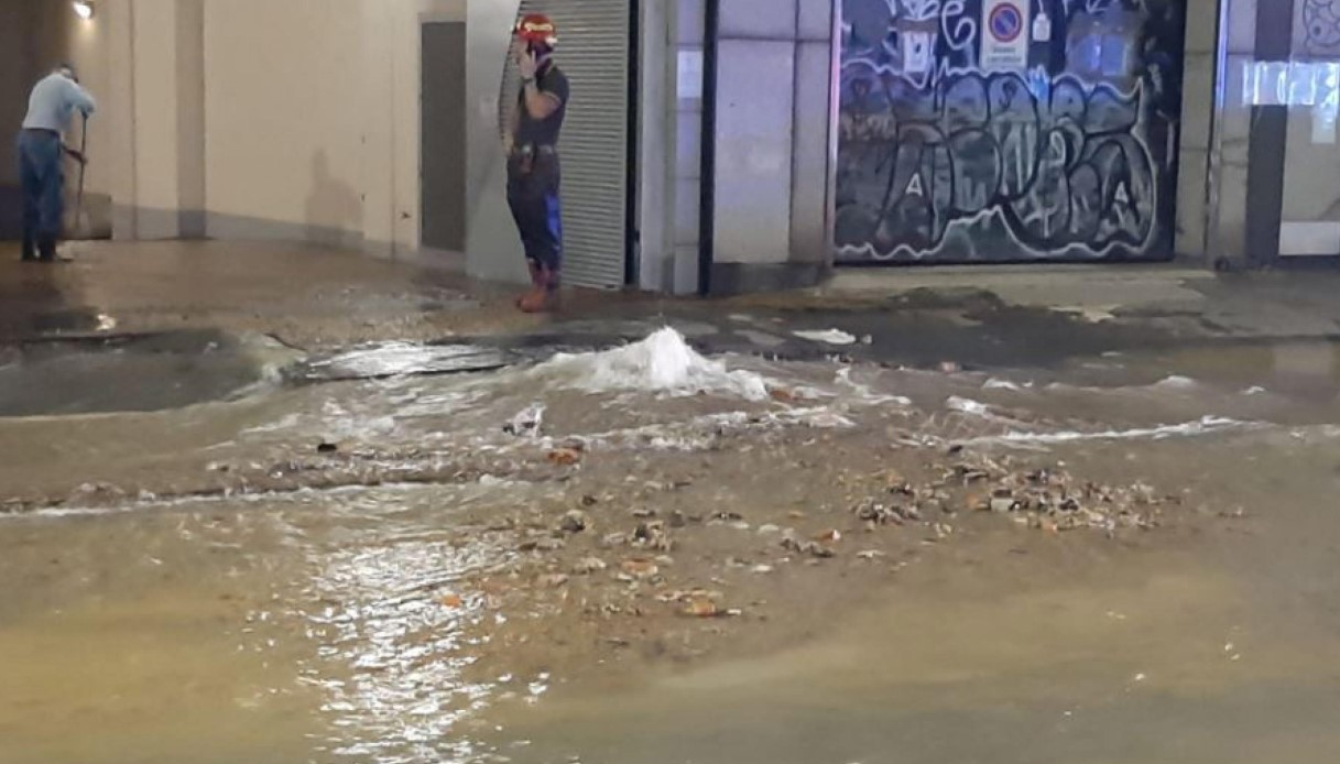 Milano, il video di viale Monza allagato per la rottura di una conduttura: chiusa una corsia, traffico deviato