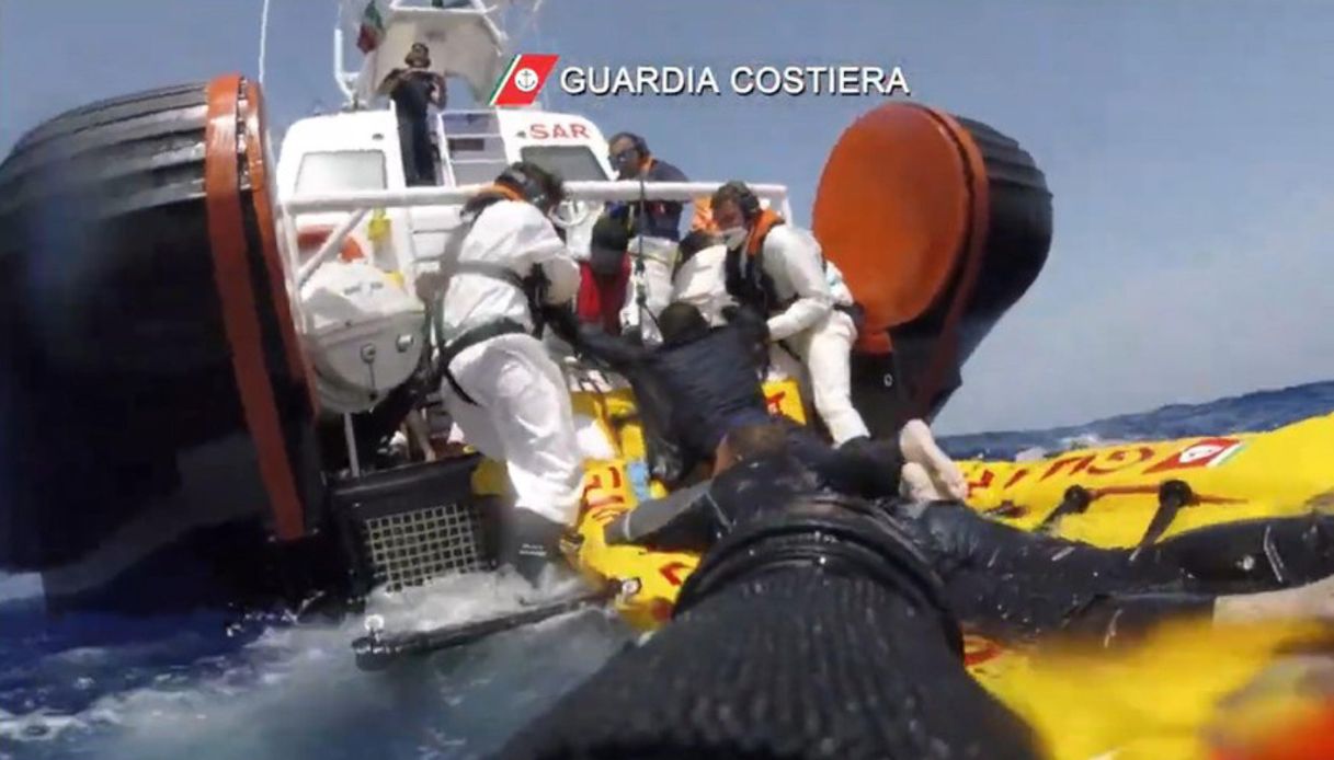 barcone migranti lampedusa