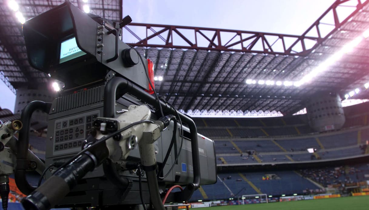 https://wips.plug.it/cips/notizie.virgilio.it/cms/2024/09/multe-automatiche-pezzotto-calcio-streaming.jpg