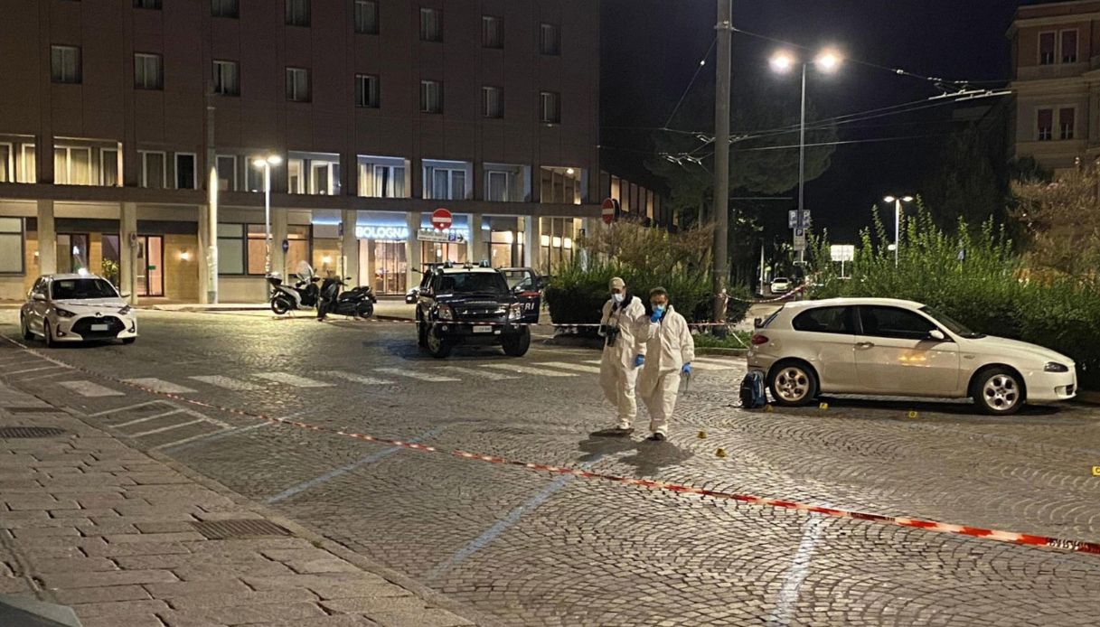 Omicidio a Bologna vicino alla stazione, 26enne accoltellato a morte: caccia all