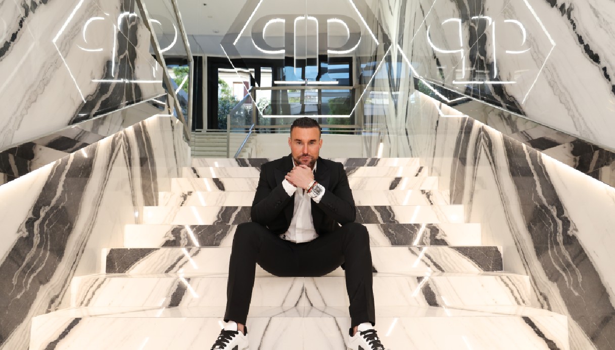 https://wips.plug.it/cips/notizie.virgilio.it/cms/2024/09/philipp-plein-albergo-milano.jpg