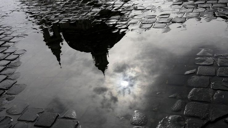 Pioggia a Roma con alberi caduti e strade allagate: la bomba d'acqua ...