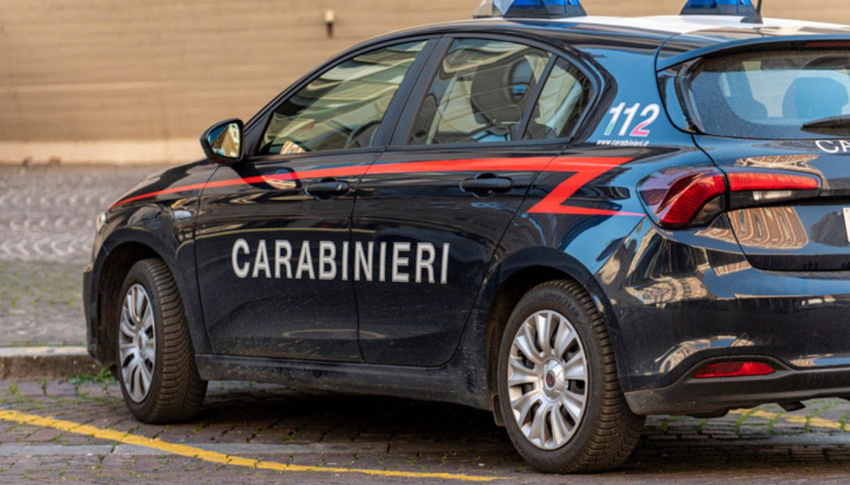 Sulla Pontina contromano per 17 chilometri col SUV rubato, schianto sulle barriere: traffico paralizzato