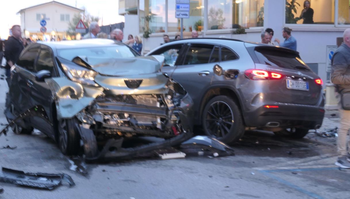 Ragazze morte a Lido di Camaiore, arrestata la donna al volante della Mercedes: "Auto a folle velocità"