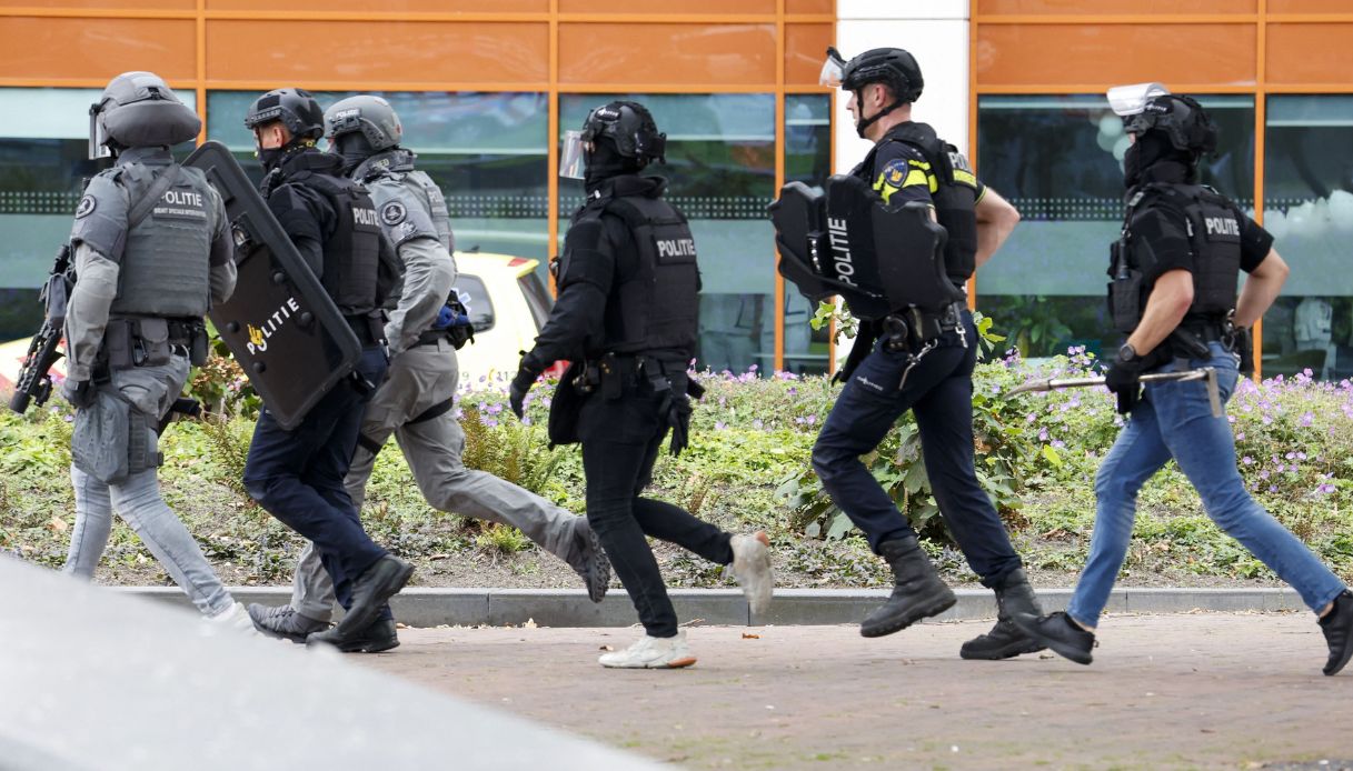 https://wips.plug.it/cips/notizie.virgilio.it/cms/2024/09/rotterdam-accoltellata-terrorismo-attacco.jpg