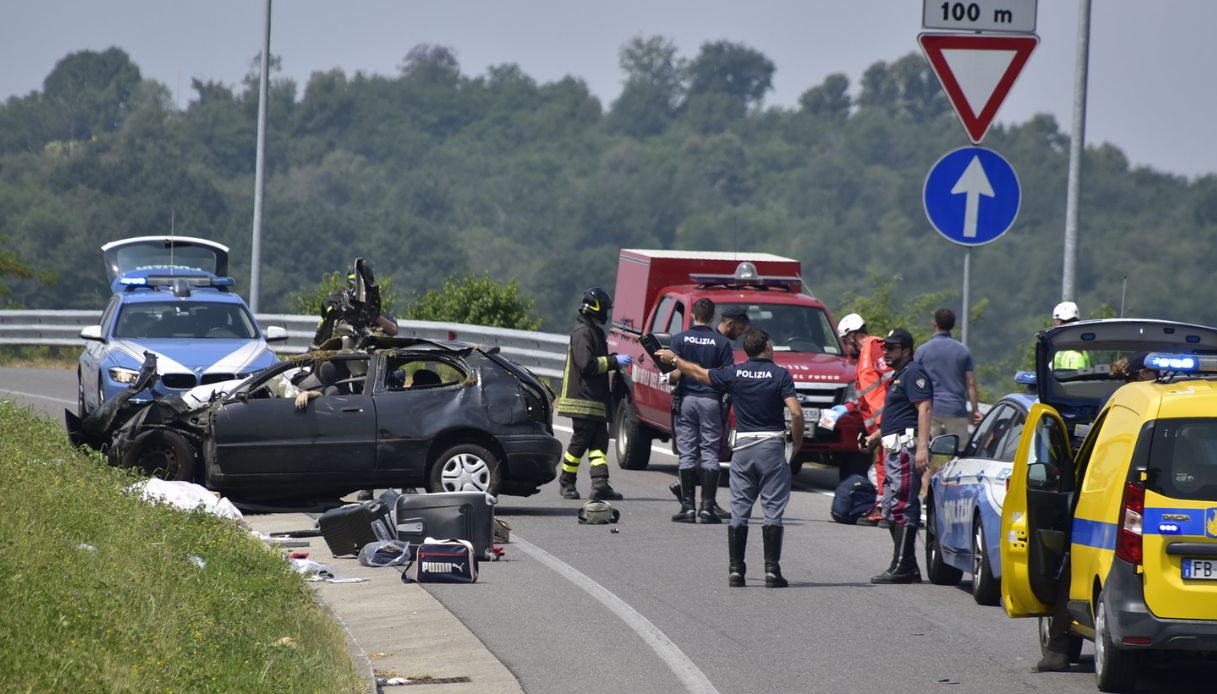 Scontro tra due auto a Foggia a San Nicandro, quattro morti sulla statale e un ferito grave: la dinamica