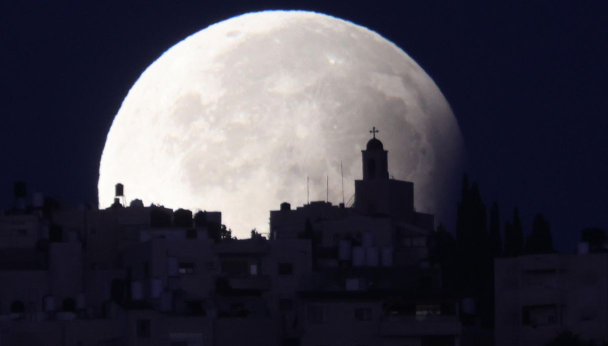 https://wips.plug.it/cips/notizie.virgilio.it/cms/2024/09/superluna.jpg